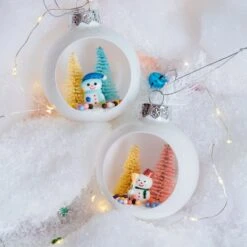 Lot De 12 Boules De Noël (D80 Mm) Bouli Blanc -Village de Noel 12 boule sur fil incassable bonhomme neige et sapins 129157 1687424480