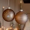 Lot De 3 Boules De Noël (D80 Mm) En Verre Zoy Brun Gingembre 1 Lot De 3 Boules De Noël (D80 Mm) En Verre Zoy Brun Gingembre -Village de Noel boite fenetre a 3 mod b boule verre ginger brown 128526 1687419220