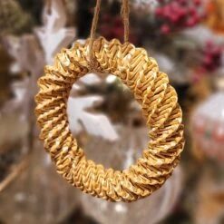 Couronne De Noël à Suspendre En Paille Naturel -Village de Noel couronne de no l suspendre en paille naturel 128382 1694438291